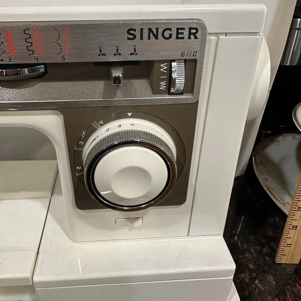VINTAGE Singer 6110 Sewing Machine White Free Arm Zigzag Stitches Italy Made